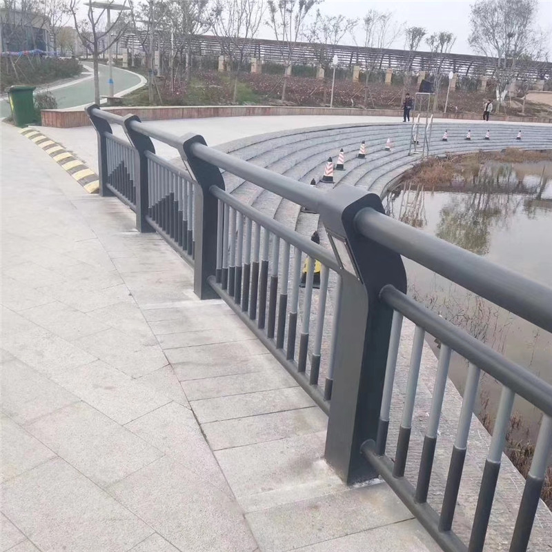 如何提升灯光护栏的安全性