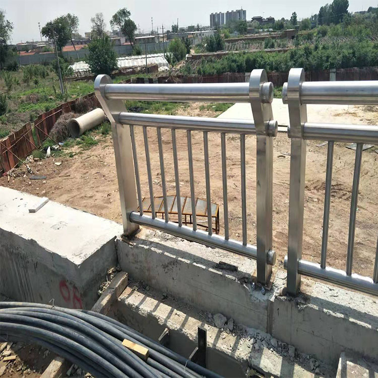 不锈钢复合管护栏在室外能保持多久不生锈