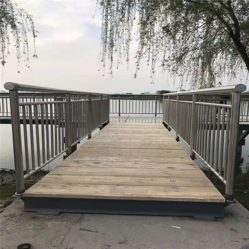河道护栏长期暴露在户外会招致铁艺保护膜的损坏