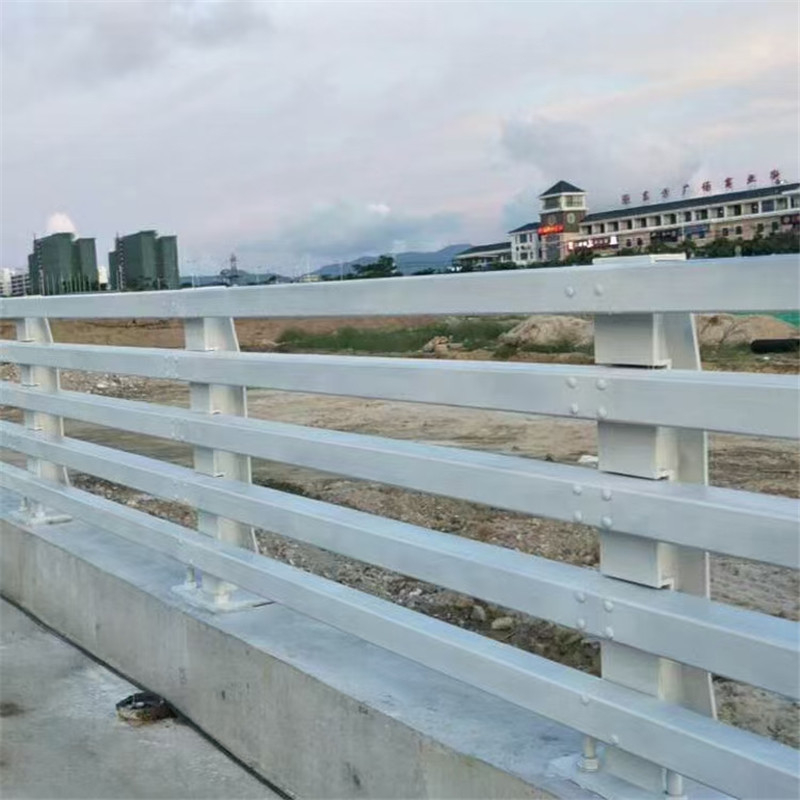 浅谈防撞护栏被污染的原因