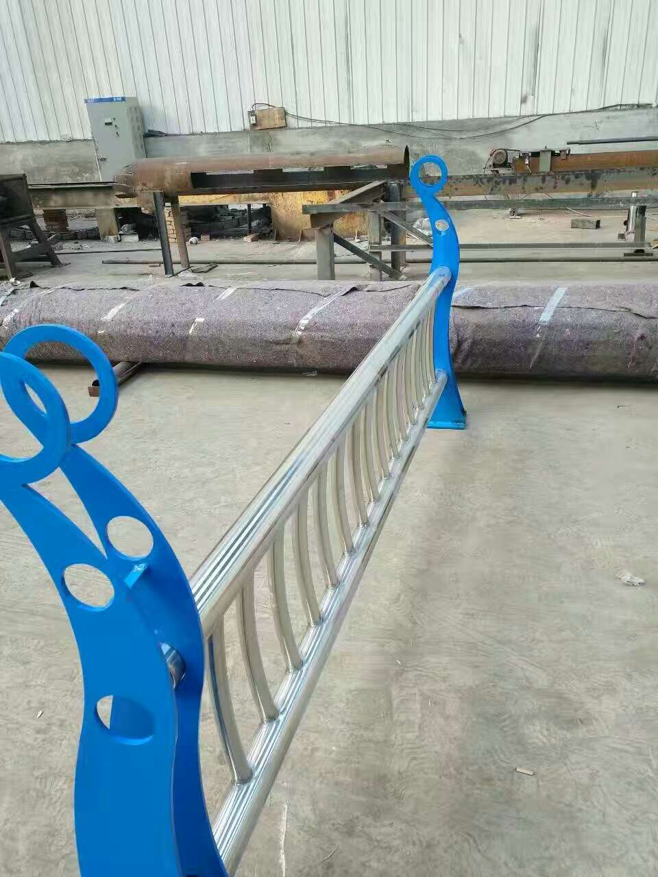 防撞护栏的实用性很强，表面经特殊工艺处理。
