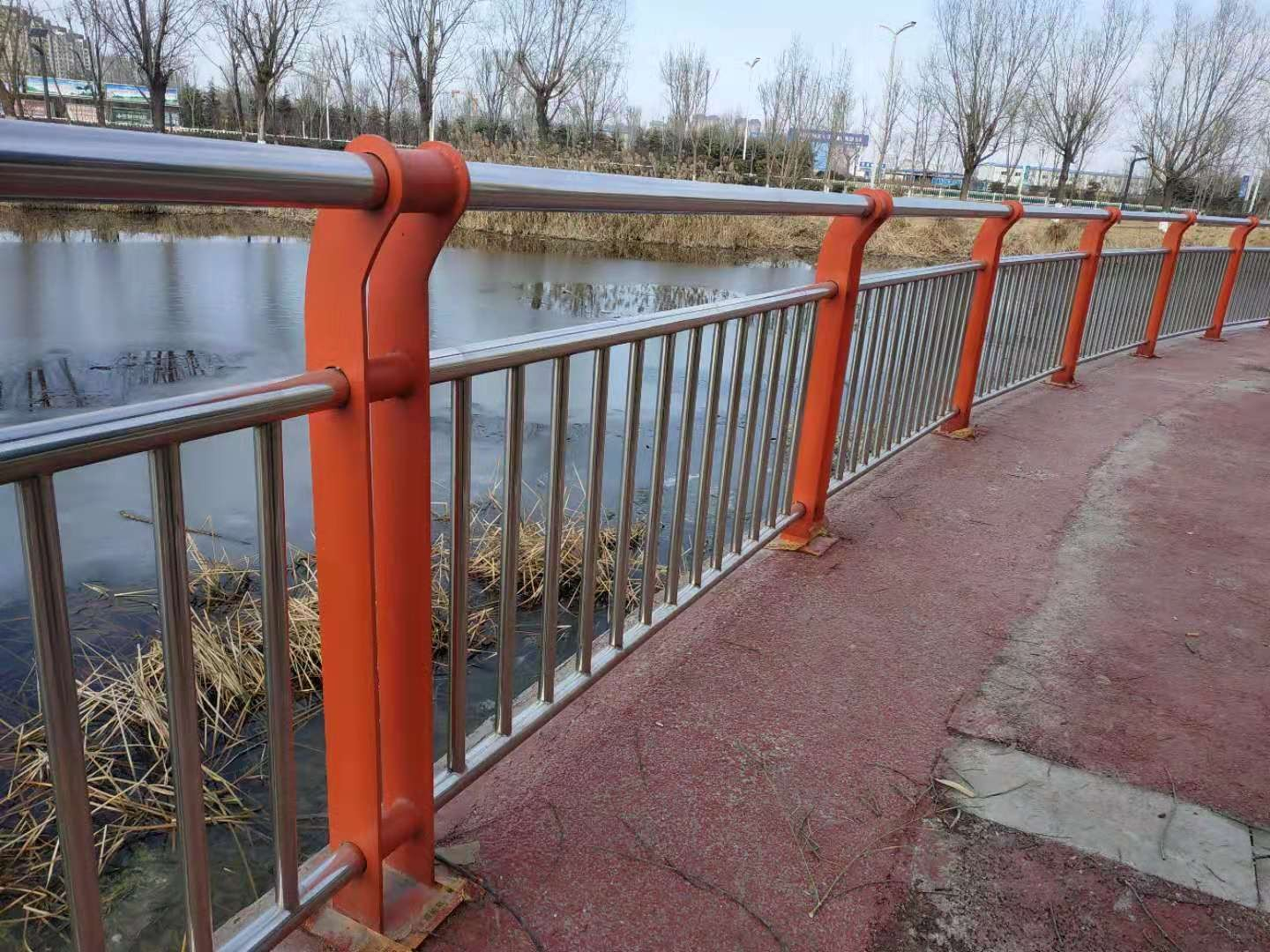 河道护栏在我们的生活中是大范围的使用